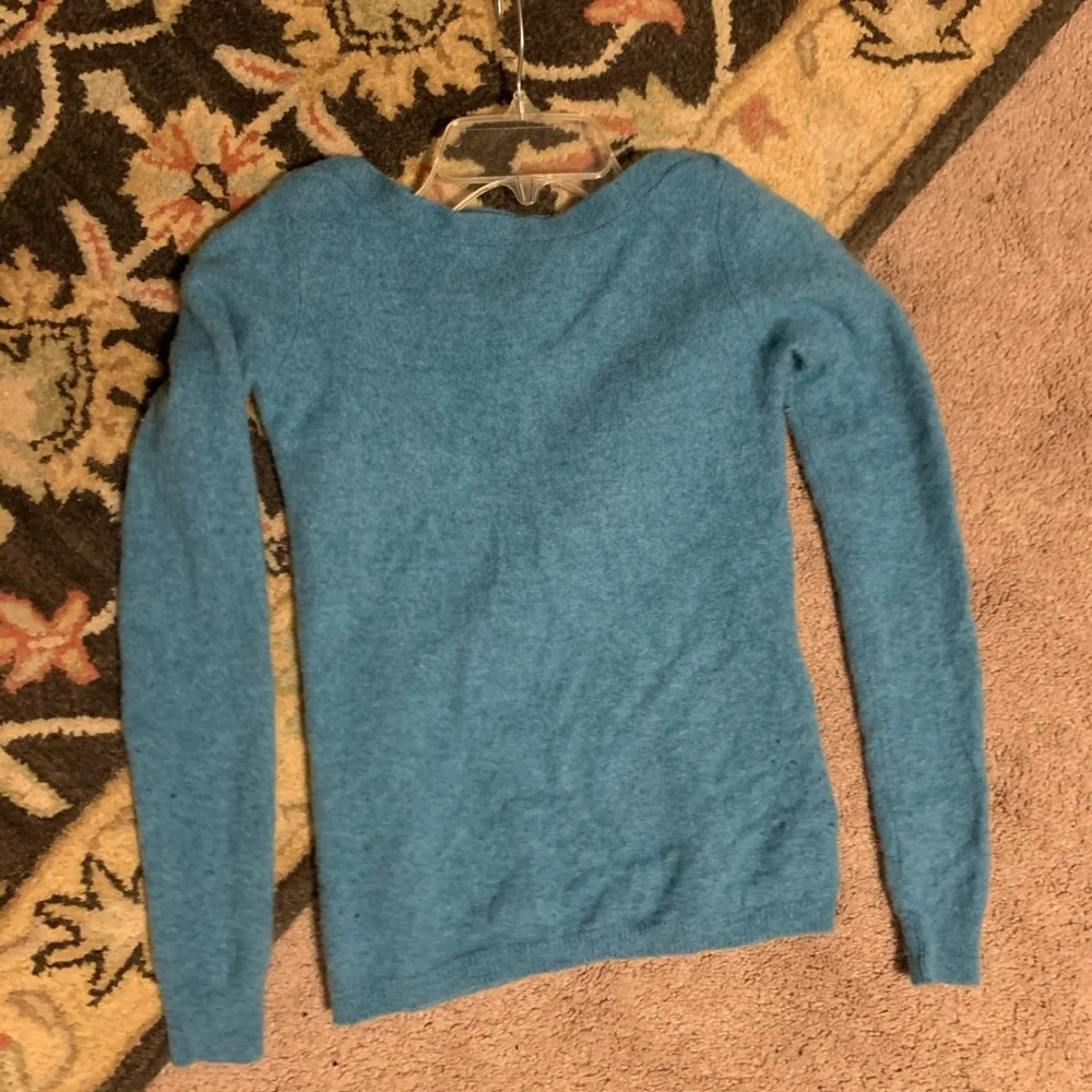 SOLD. XS 100% cashmere turquoise aqua boatneck sweater - Picture 3 of 4